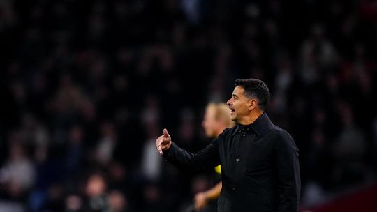 Ajax-coach Míchel Sánchez lacht om 'standbeeld uit Madame Tussauds': 'Ik merkte dat het publiek nerveus werd...'