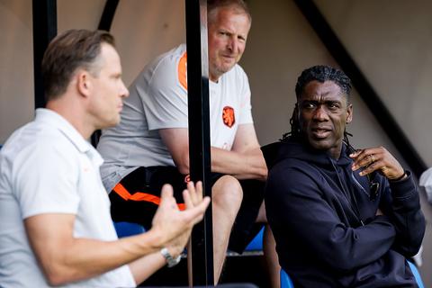 Nieuwe trainersklus Clarence Seedorf roept vragen over dubbelrol op bij KNVB