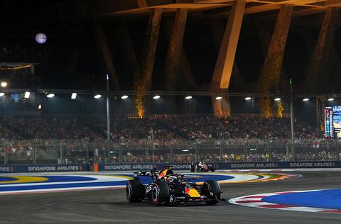 Max Verstappen bekroont ijzersterke race met bijzondere primeur in Formule 1