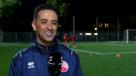 Rapper Yes-R timmert aan de weg als voetbalcoach: 'Net zo aanwezig langs de zijlijn als op het podium'