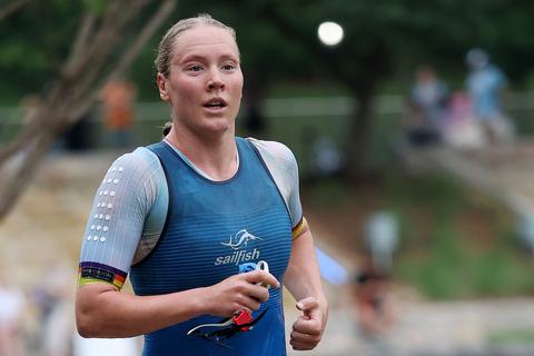 Bizarre taferelen in ontknoping WK Ironman: nummer één zakt in elkaar in zicht van de finish