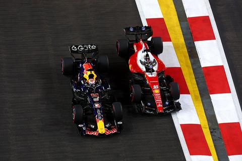 Live Formule 1 | Max Verstappen jaagt op primeur en gaat solide aan kop in Singapore