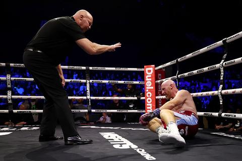 Premier League-cultheld maakt indruk tijdens debuut als bokser, maar gaat hard onderuit