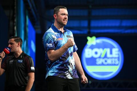 Zaal scandeert naam van Luke Humphries na recordgemiddelde, Gian van Veen en Dirk van Duijvenbode naar kwartfinales