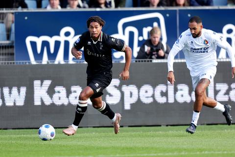 Live Eredivisie | Knotsgekke openingsfase in Velsen-Zuid met rode kaart en goal uit directe vrije trap