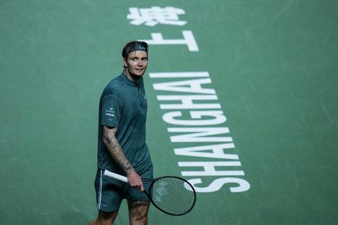 Toptennisser (29) verwondt zichzelf na woede-uitbarsting op masterstoernooi Shanghai