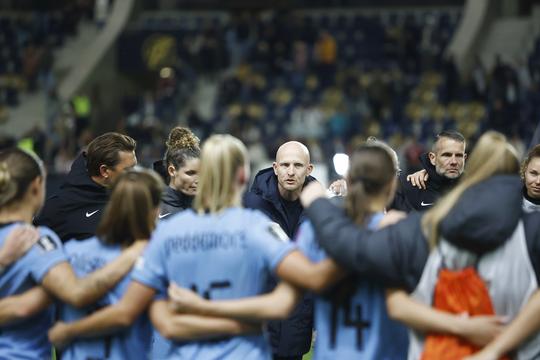 Opvallende regel van bondscoach Arjan Veurink brengt Oranje Leeuwinnen dichter bij elkaar: 'Wij zijn ook mensen'