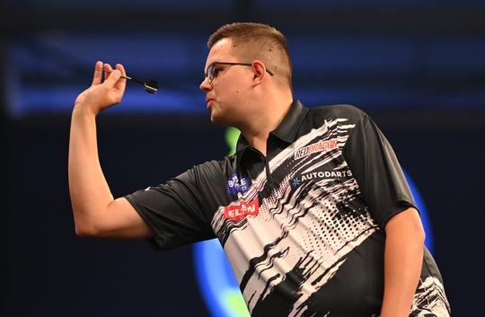 Topdarter Gian van Veen grijpt naast finale in Bazel: na wonderlijke ontsnapping is het einde verhaal