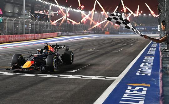 WK-stand Formule 1: Max Verstappen stijgt plek en nadert top drie na dominant weekend in Singapore