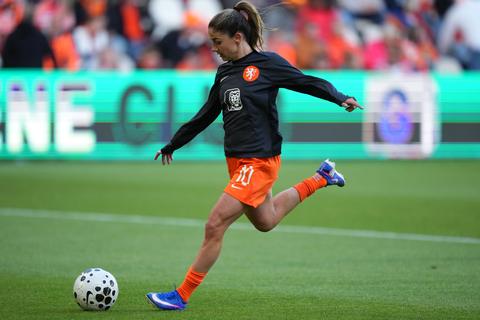 Oranje Leeuwin Esmee Brugts vond steun bij 'legende' Daniëlle van de Donk: 'Dat doet mij heel erg goed'