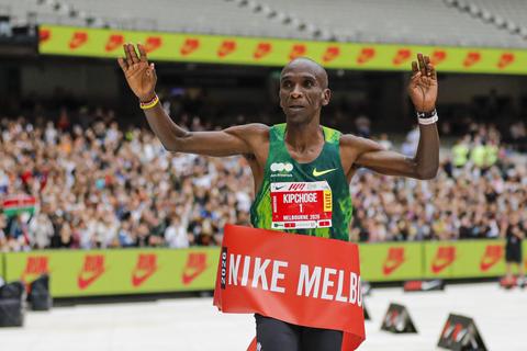 Marathonlegende Eliud Kipchoge verpulvert parcoursrecord op weg naar bijzondere uitdaging