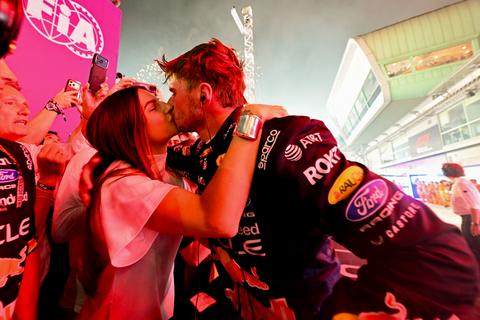 Max Verstappen deelt liefdevol moment met Kelly Piquet na zege in Singapore, dochter Lily (1) juicht mee