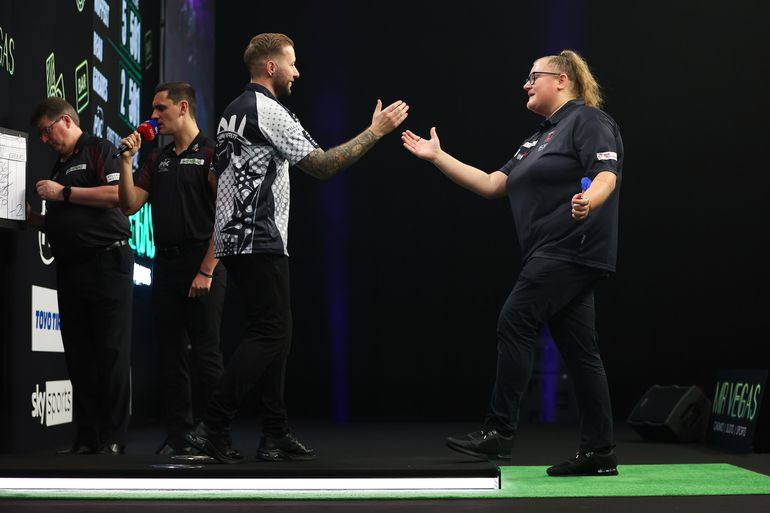 Danny Noppert casht extra op Grand Slam of Darts, vrouw Beau Greaves helpt Nederlander een handje