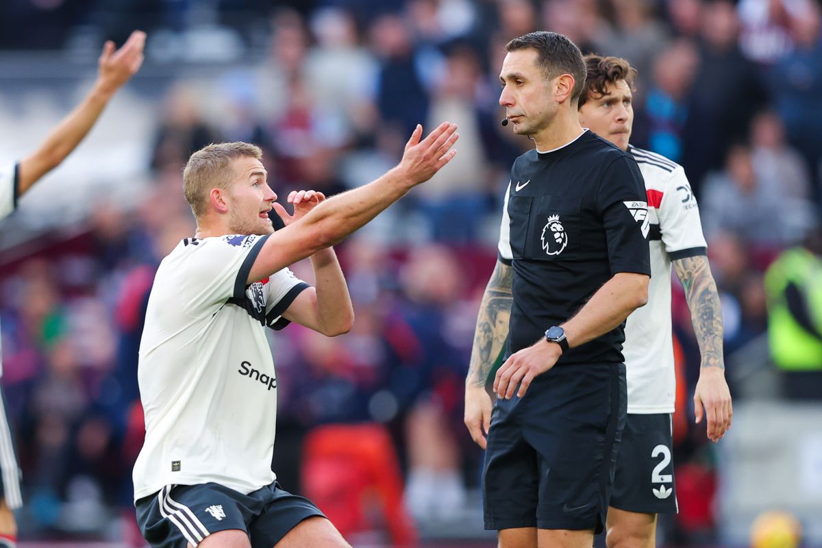 Scheidsrechter Premier League geschorst na gelekte video waarin hij Liverpool-coach beledigt