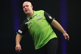 Michael van Gerwen staat met z'n rug tegen de muur en móét winnen om door te gaan op de Grand Slam of Darts. ©PDC