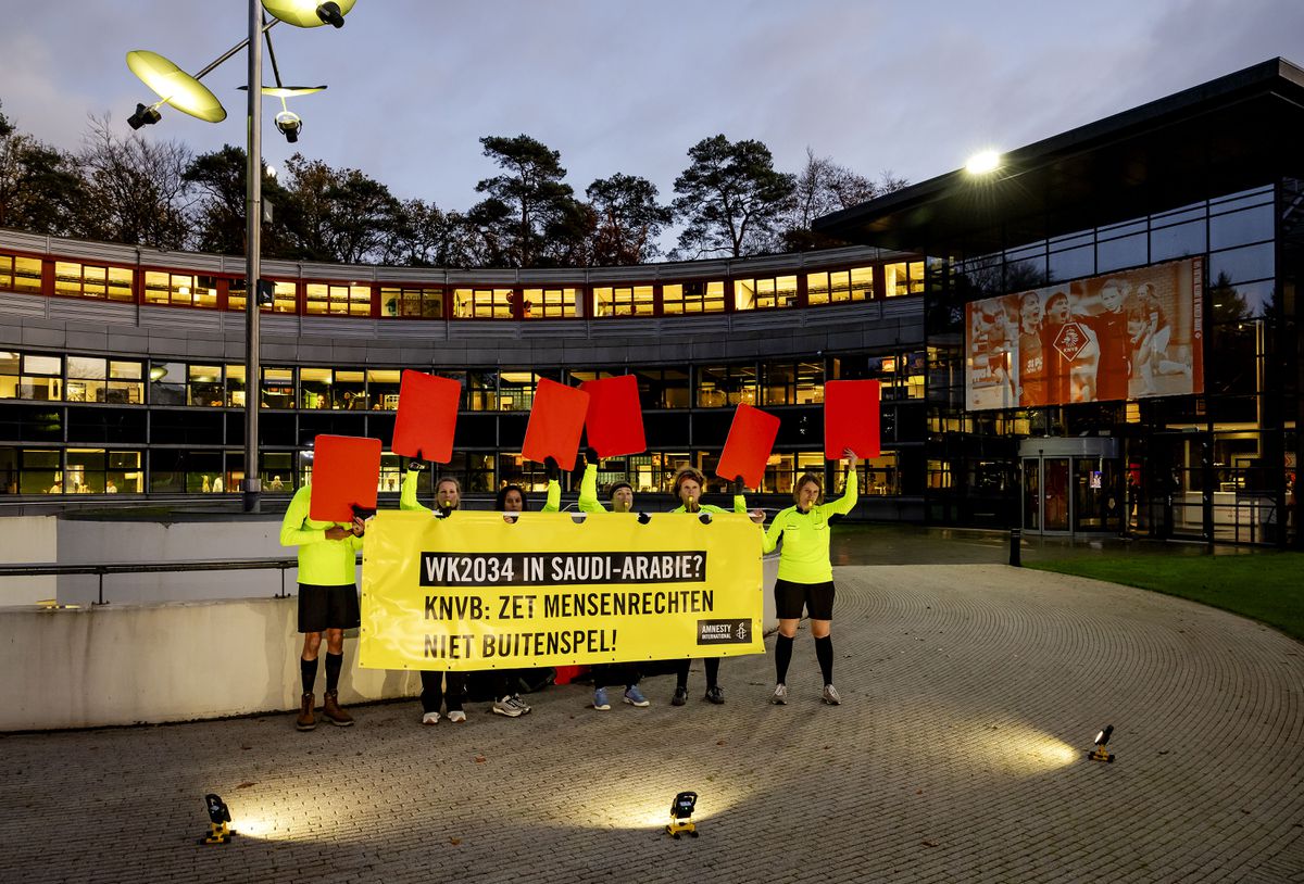 Protest bij KNVB, vlak voor persconferentie van Ronald Koeman: 'Goed dat jullie dit doen'