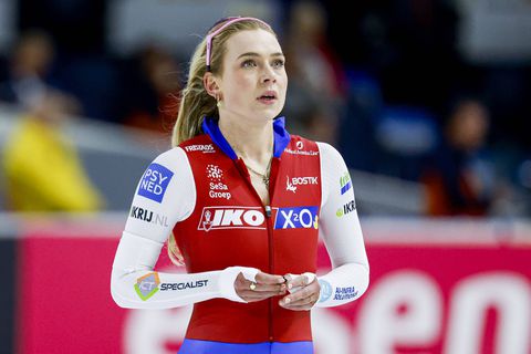 Topschaatsster Joy Beune keek met bijzonder gezelschap naar vriend Kjeld Nuis: 'Fijn om niet helemaal alleen te zijn'