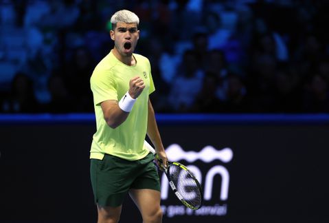 Toptennisser Carlos Alcaraz voert druk op rivaal Jannik Sinner maximaal op bij ATP Finals