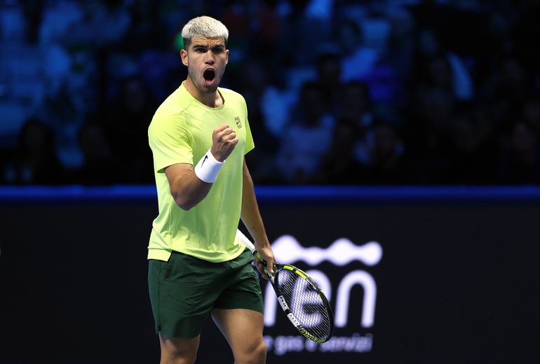 Toptennisser Carlos Alcaraz voert druk op rivaal Jannik Sinner maximaal op bij ATP Finals