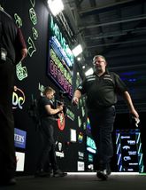 James Wade vertrekt van het podium van de Grand Slam of Darts. ©PDC