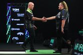 Michael van Gerwen schudt de hand van Beau Greaves. ©PDC