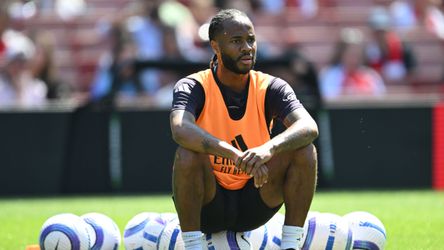 Gemaskerde mannen dringen huis binnen terwijl Engelse topvoetballer en kinderen thuis zijn