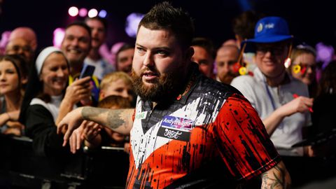 Topdarter Michael Smith wéér ontroerd na succesvolle comeback: 'Ik wil gewoon weer blij zijn'