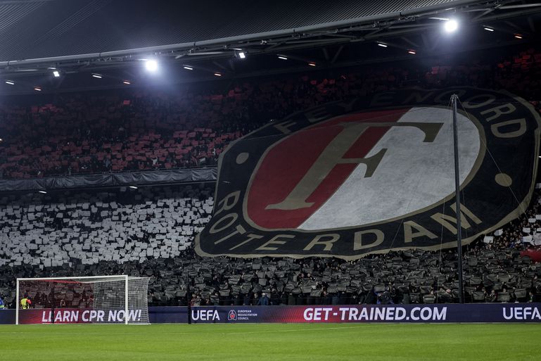 Feyenoord-fans pakken in Champions League-kraker flink uit met fraaie corteo én sfeeractie