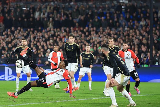 Feyenoord-smaakmaker grapt na mislukte poging in Champions League: 'Misschien moet ik Santi om advies vragen'