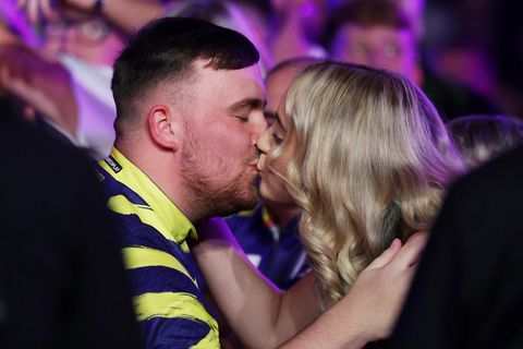 Dit is de vriendin van topdarter Luke Littler: schoonheidsspecialiste Faith Millar steeds vaker in beeld