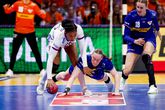 Een fel duel tijdens Nederland - Frankrijk op het WK handbal © Getty Images