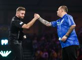 Debutant Arno Merk stuurt Kim Huybrechts al na de openingswedstrijd op het WK darts naar huis. ©PDC