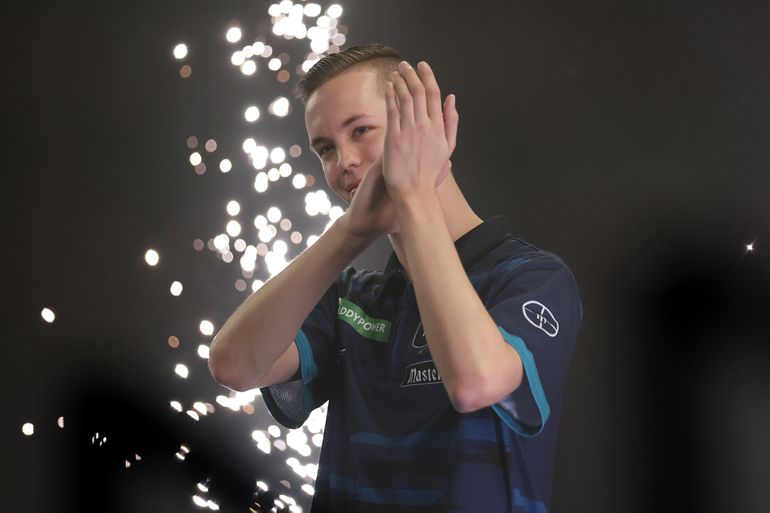 Live WK darts: Nederlander (22) sluit 'Luke Littler-avond' met grote glimlach af in Alexandra Palace
