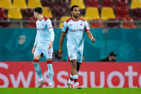 Feyenoord gaat af als een gieter in Europa League: pijnlijke uitschakeling dreigt na ineenstorting in Roemenië