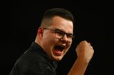 Gian van Veen komt tijdens de tweede dag van het WK darts in actie. ©Getty Images