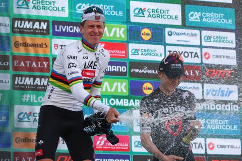 Topwielrenner Tadej Pogacar door 'gek verhaal' groot nieuws: tevreden Tour de France-winnaar is in gulle bui