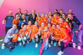 Koning Willem-Alexander met de Nederlandse handbalsters. © ANP