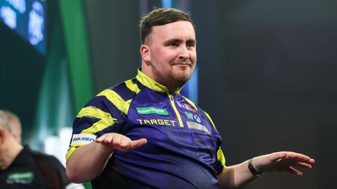 Opmerkelijk incident rond Luke Littler op WK darts: exotische gast valt wereldkampioen lastig op het podium