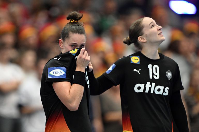 Duitse handbalster barst in huilen uit na bijzonder moment op WK: 'Zo verdomd lang op gewacht'