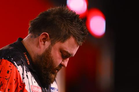 Oud-wereldkampioen darts (35) neemt drastische beslissing na zware fysieke problemen: 'Kon vijf dagen niet lopen'