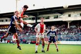 Ron Willems (L) scoort voor Ajax, John van Loen (R) kijkt toe. ©PRO SHOTS / Stanley Gontha.