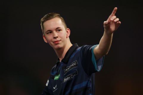 Nederlandse debutant Jamai van den Herik moet hoofd buigen op WK darts na gevecht tegen zenuwen