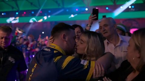 Romantische Luke Littler klaart na innige kus met vriendin de klus bij terugkeer op WK darts