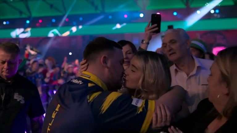 Romantische Luke Littler klaart na innige kus met vriendin de klus bij terugkeer op WK darts