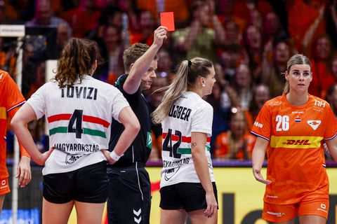 Hongaarse handbalster stormt in tranen weg na drama op WK tegen Oranje: 'Met normale scheidsrechters...'