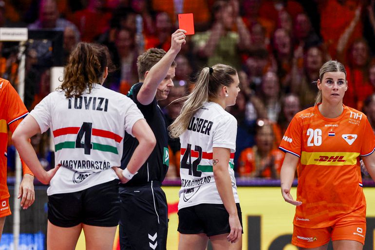 Hongaarse handbalster stormt in tranen weg na drama op WK tegen Oranje: 'Met normale scheidsrechters...'