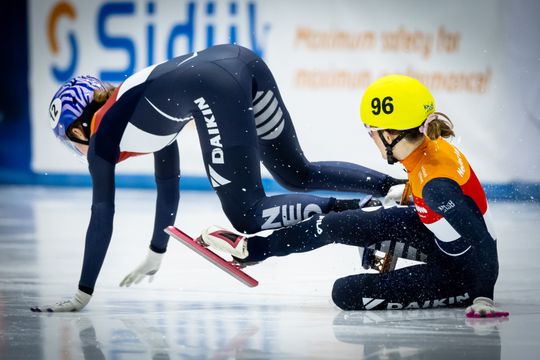 Heftige valpartij van talent Zoë Deltrap (19) overschaduwt NK shorttrack: 'Het ging allemaal zo snel...'