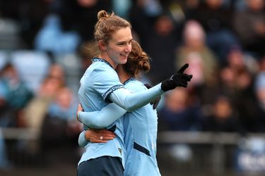 Vivianne Miedema komt razendsnel tot scoren bij langverwachte rentree voor Manchester City, Jill Roord ook trefzeker