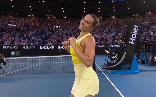 Dansende titelverdedigster zorgt voor hilariteit bij fans op Australian Open: 'Nu hebben ze er bewijs voor'