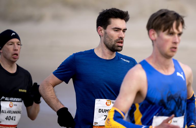 Razendsnelle Tom Dumoulin kan nog nét lachen na finish van 'rotsport': 'Ik ben helemaal naar de klote'